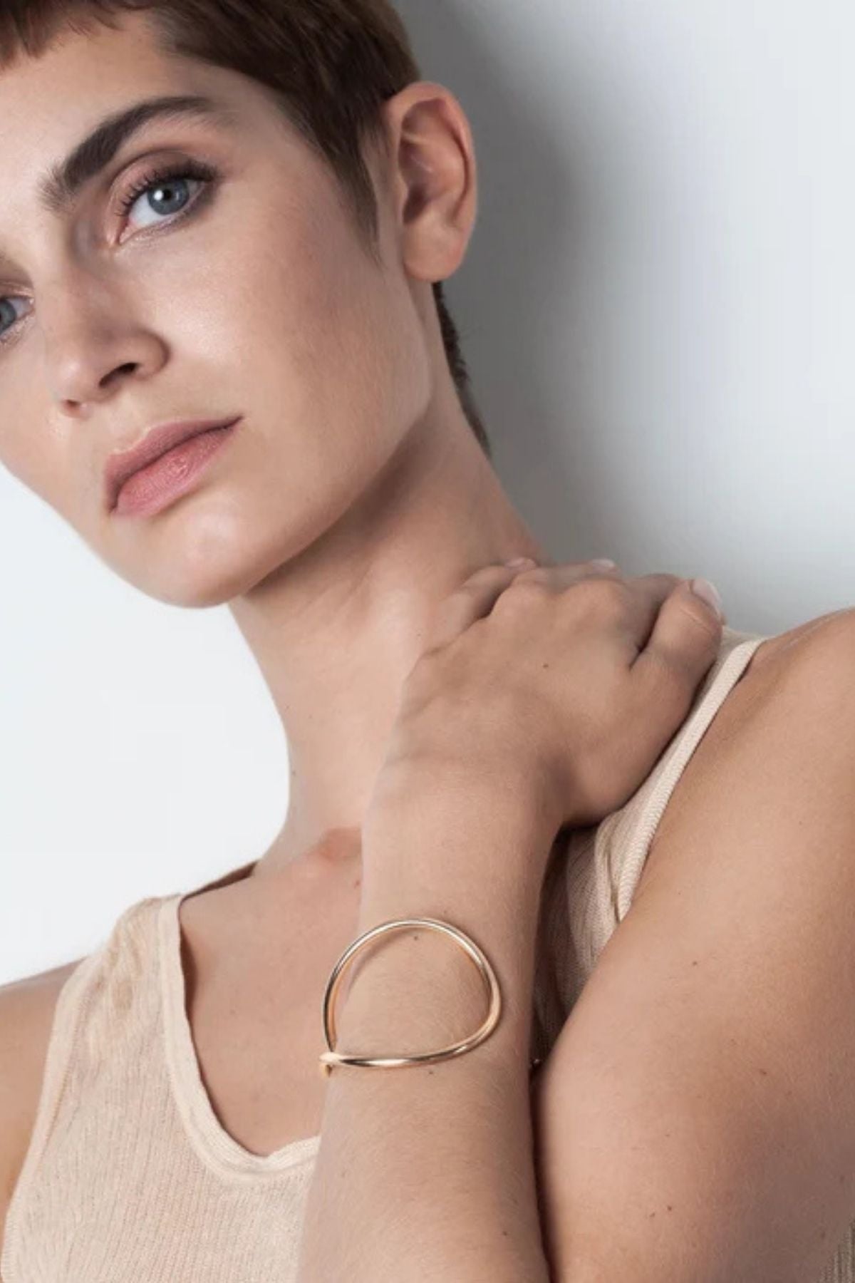 ATELIER PAULIN Outline Cuff Letter E - Yellow Gold