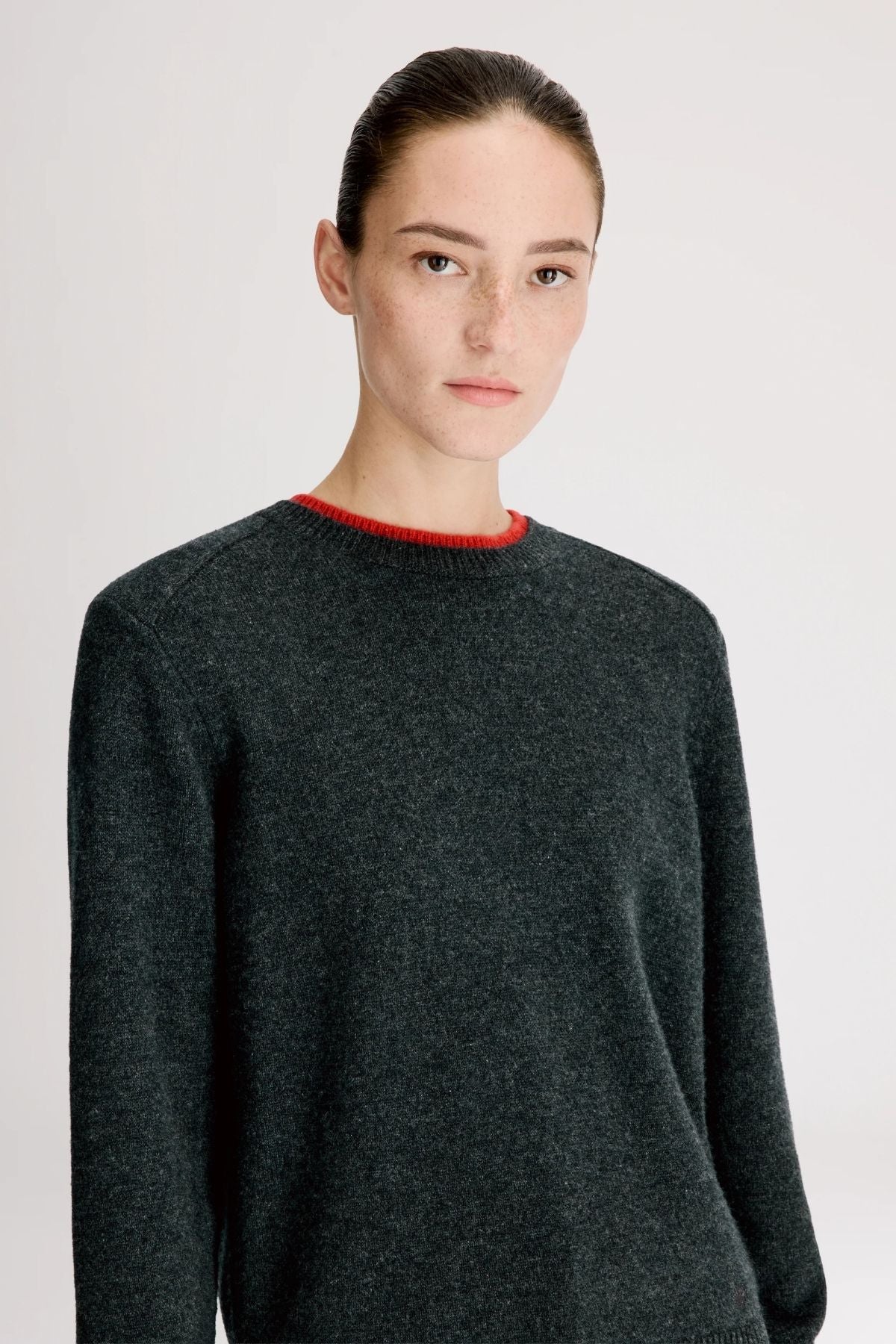 LOULOU DE SAISON Otis Bicolor Cashmere Sweater - Charcoal/ Red