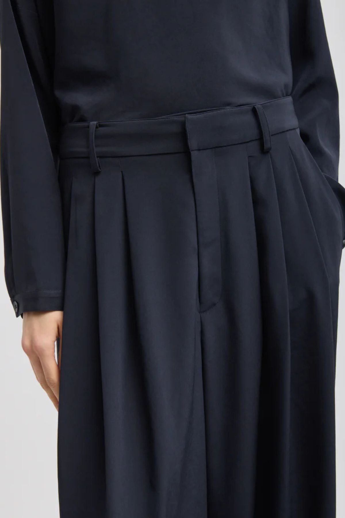 Tibi Relaxed Suiting Triple Pleat Pant - Navy