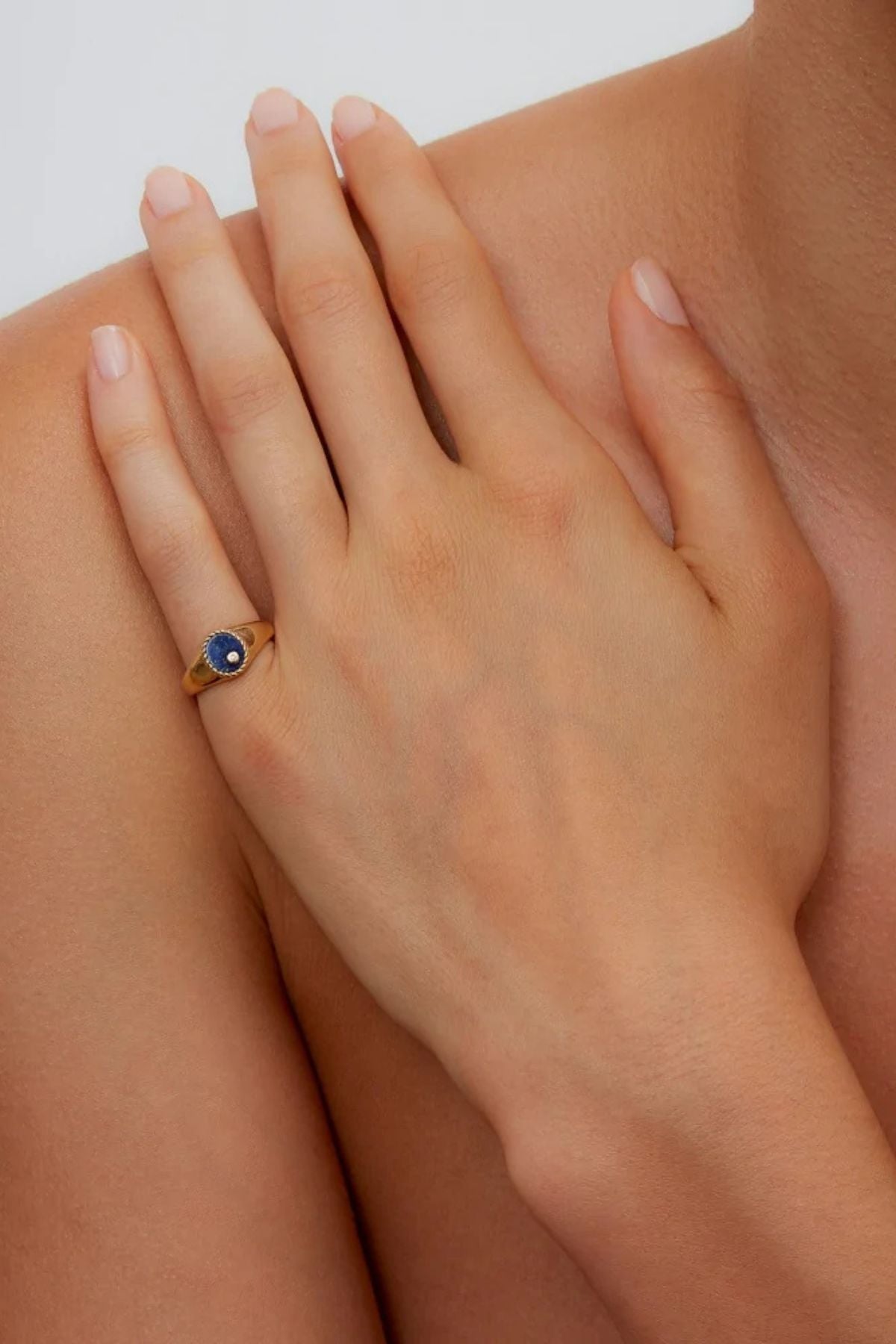 Yvonne Léon Baby Chevalière Ovale Lapis - Yellow Gold