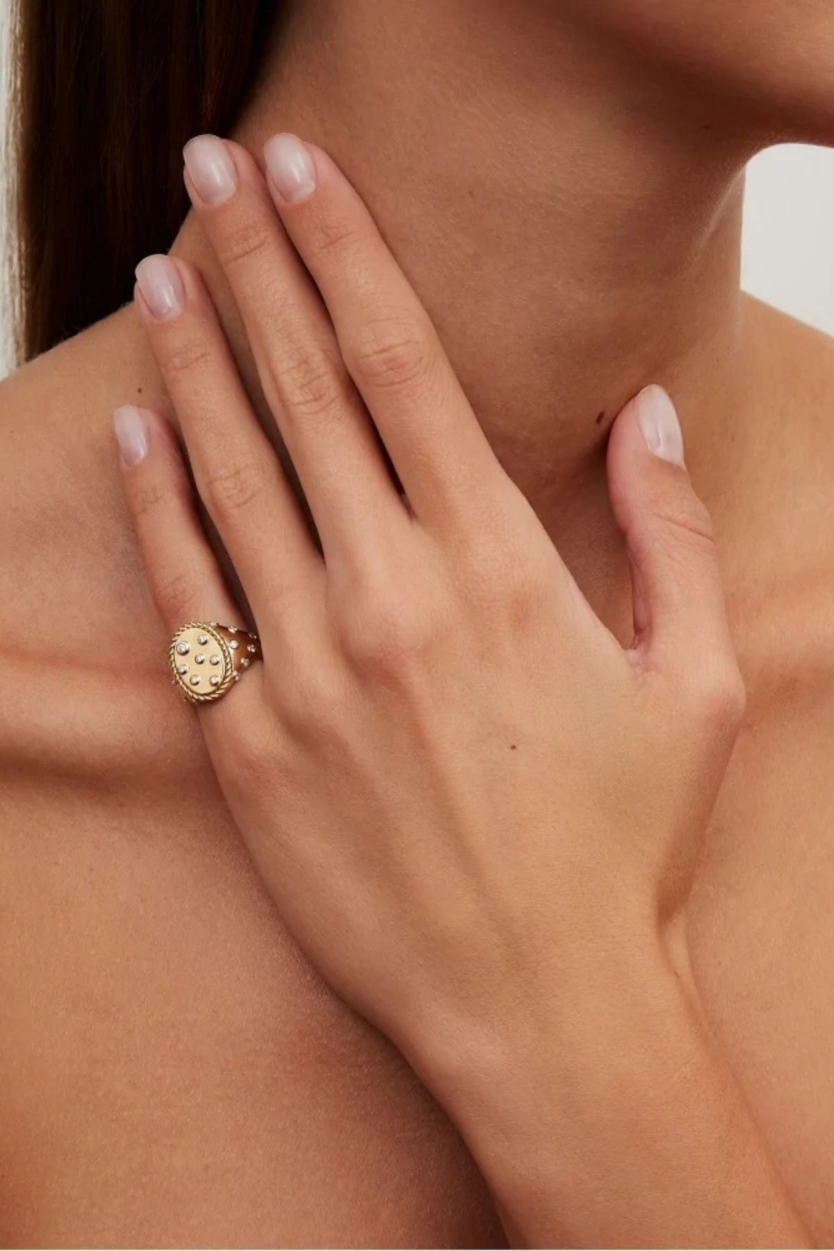 Yvonne Léon Chevaliere Ovale Plumetis Diamants - Yellow Gold