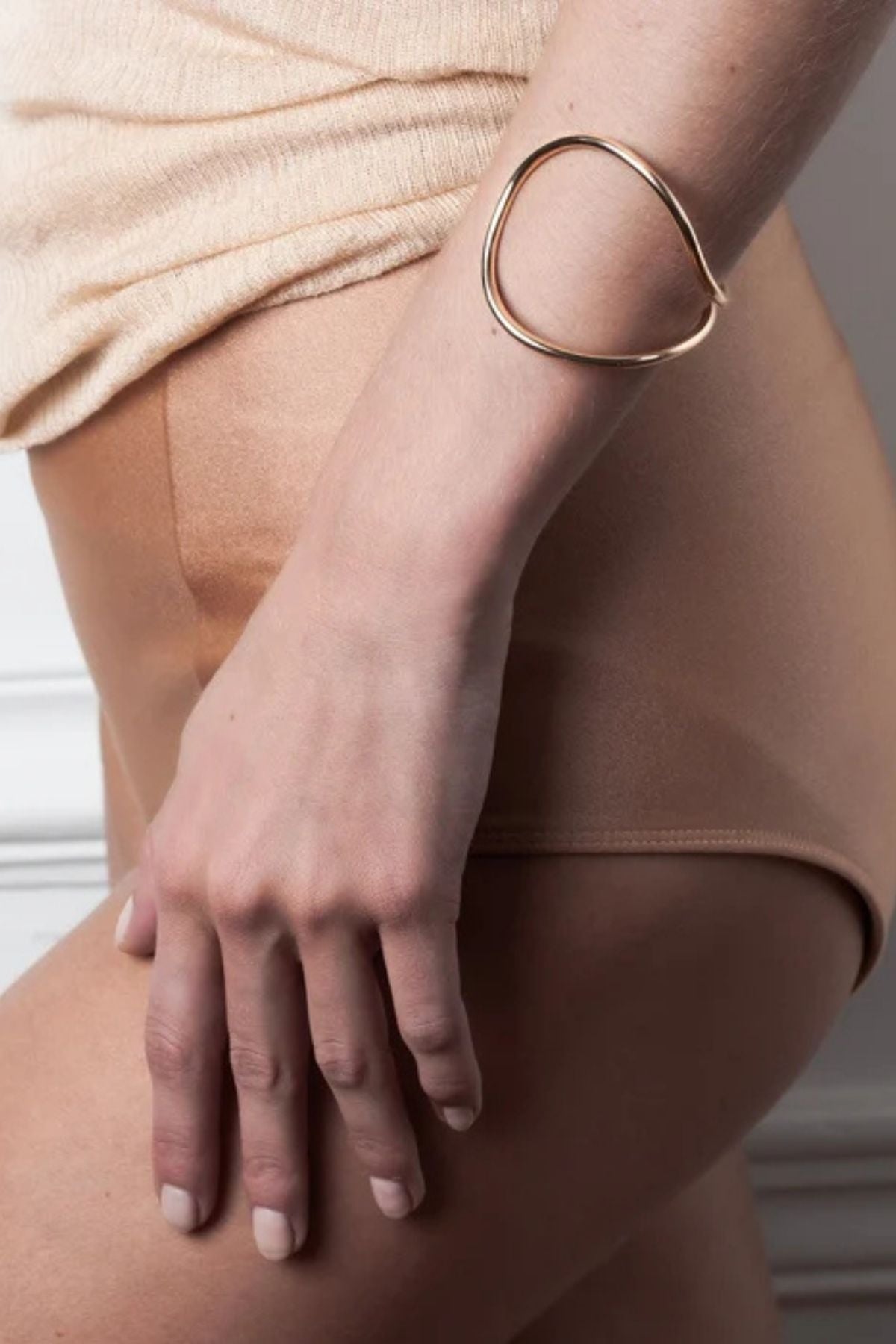 ATELIER PAULIN Outline Cuff Letter E - Yellow Gold