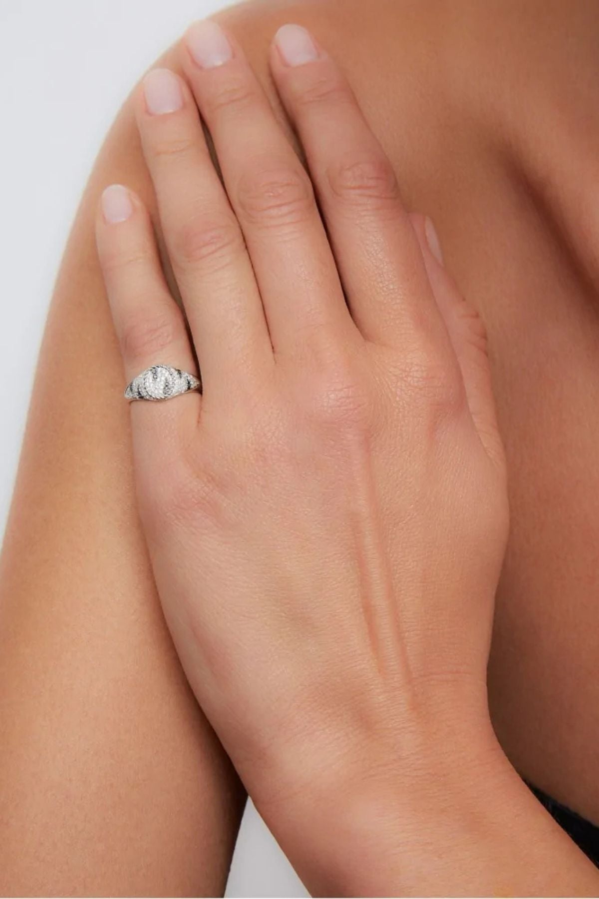 Yvonne Léon Baby Chevalier Ovale Zebra - White Gold