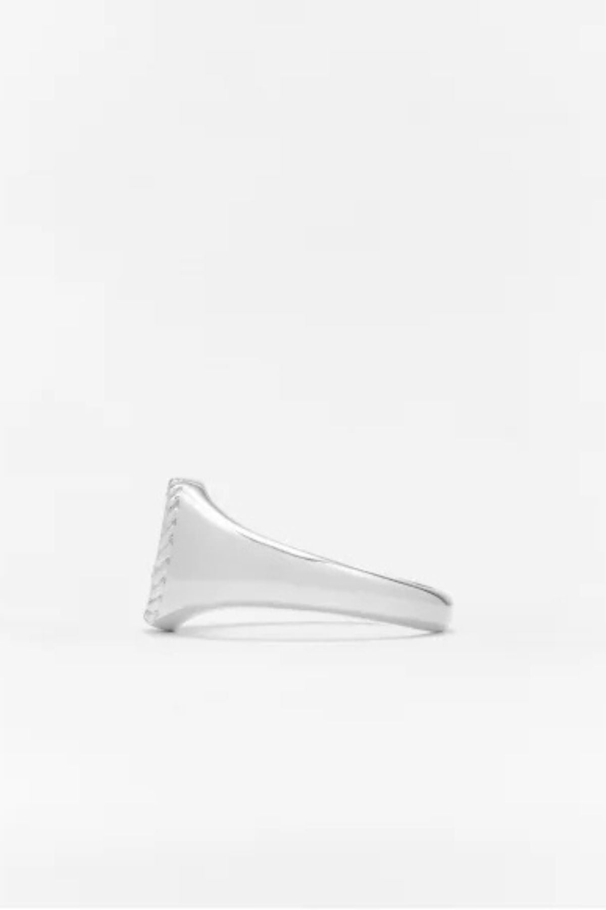 Yvonne Léon Baby Chevalière Ovale Ring - White Gold